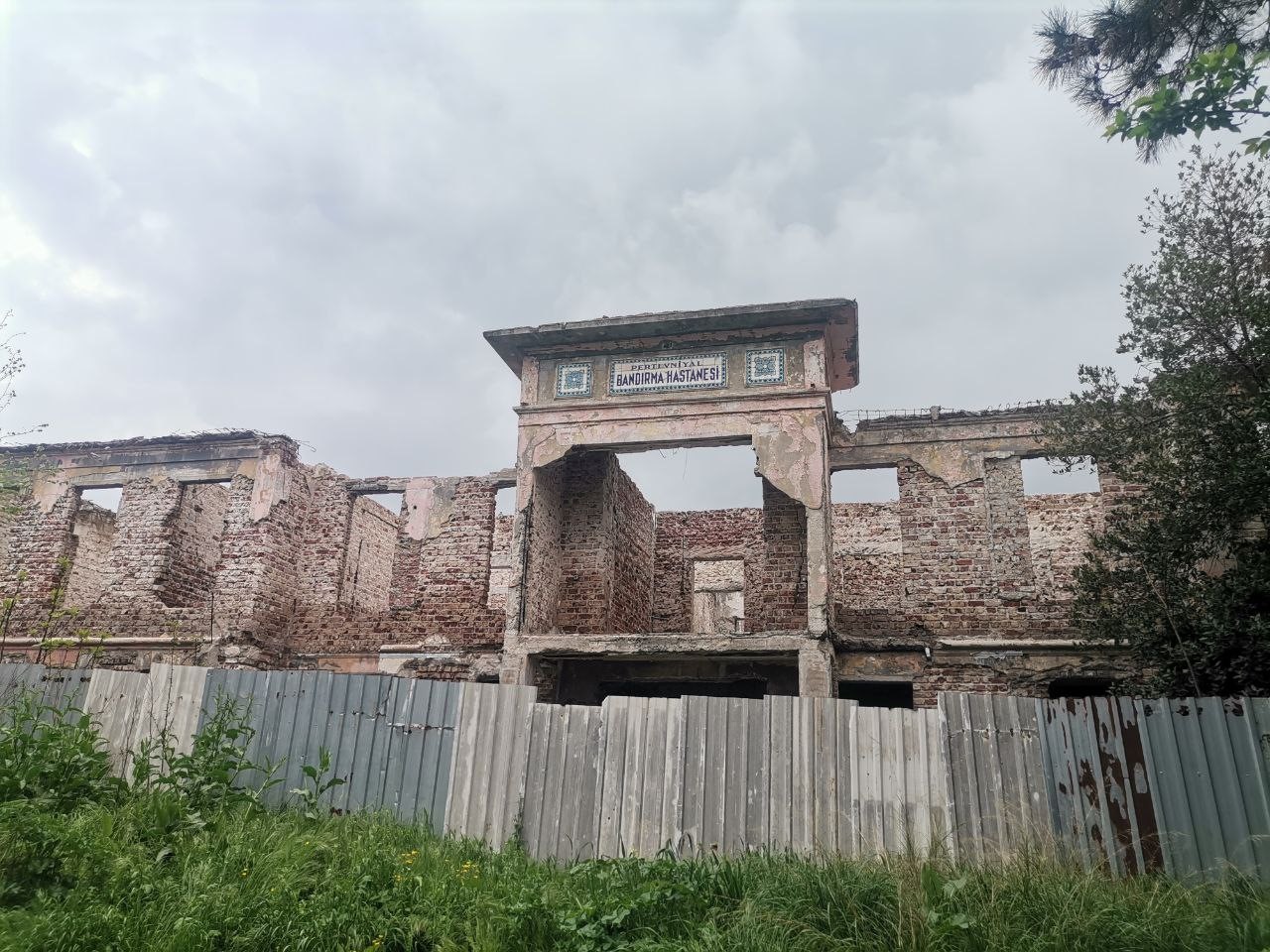 Bandırma’da 100 yıllık hastane çürümeye terk edildi, BANÜ bu duruma sessiz kalıyor Balıkesir’in Bandırma ilçesinde yaklaşık 100 sene önce kurulan Pertevniyal Hastanesi