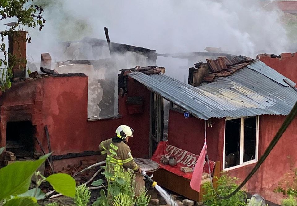 Gönen’de çıkan yangın evi kullanılamaz hale getirdi Balıkesir’in Gönen Yörükkeçidere kırsal mahallesinde iki katlı müstakil evde çıkan