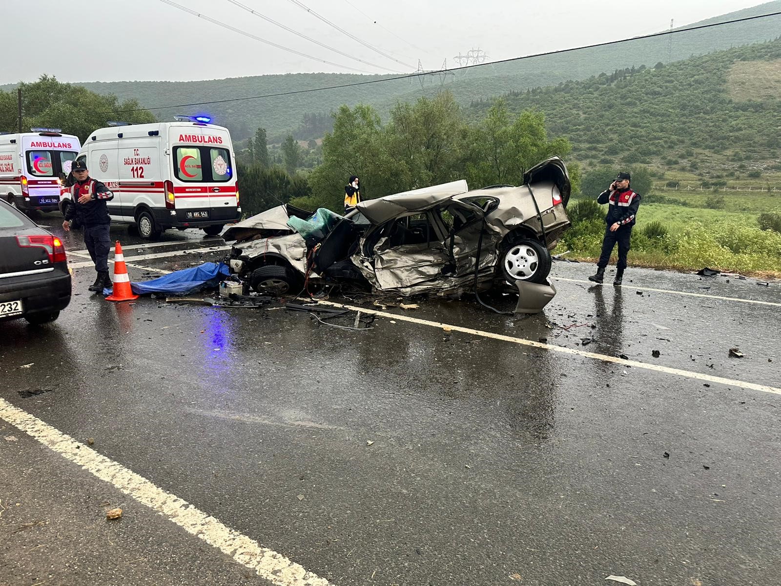 Balıkesir’in İvrindi ilçesinde iki otomobilin çarpışması sonucu meydana gelen kazada