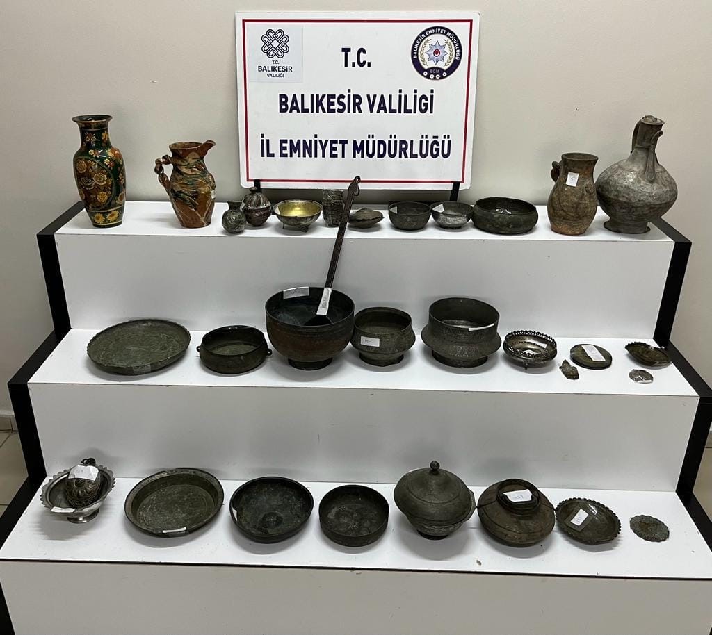 Balıkesir’in Edremit ilçesindeki gerçekleştirilen tarihi eser operasyonunda ele geçirilen malzemeler
