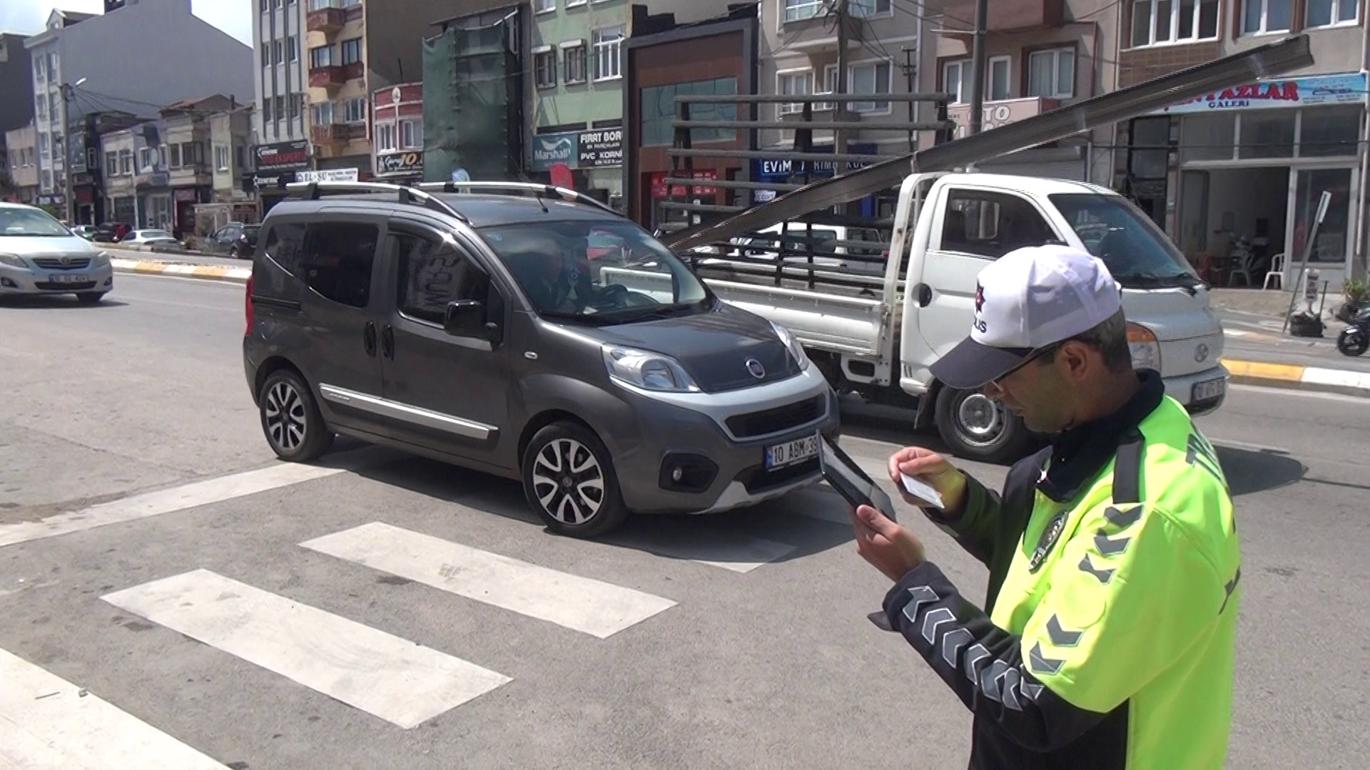 Balıkesir’in Bandırma ilçesinde trafikte “Önce yaya” denetimleri devam ediyor, Bandırma