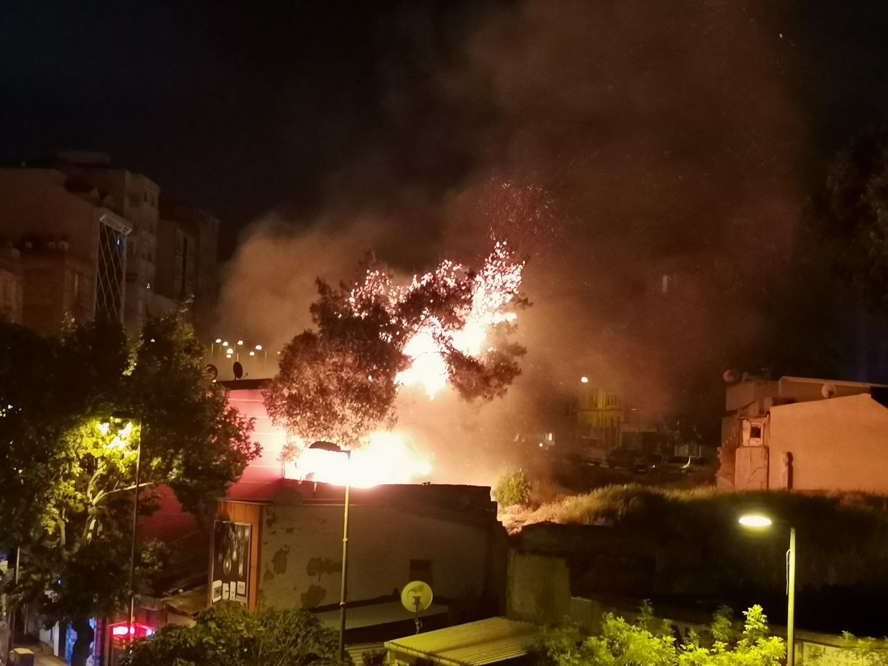 Balıkesir’in Bandırma ilçesinde Atatürk caddesinde henüz bilinmeyen bir sebeple çıkan
