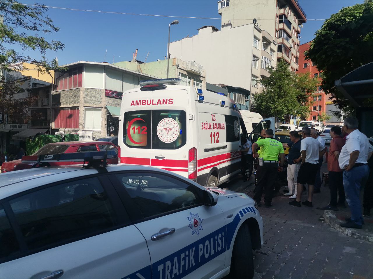 Balıkesir’in Bandırma ilçesinde hatalı dönüş yapan ticari taksi motosikletli genç
