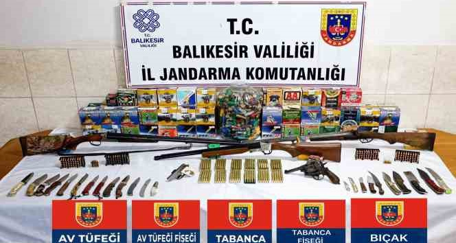 Jandarmadan silah ve mühimmat ticareti yapan örgüte darbe Balıkesir İl Jandarma Komutanlığı ekipleri 8 ilde gerçekleştirdikleri eş zamanlı