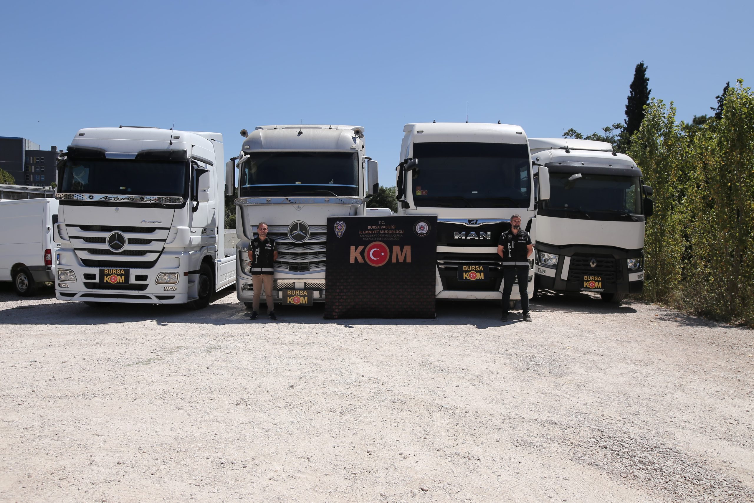 100 milyonluk ‘Tır’ansformers operasyonu Yurt dışından yasal yollarla sevkiyat bahanesiyle getirdikleri tırları, Türkiye’deki hurdaya