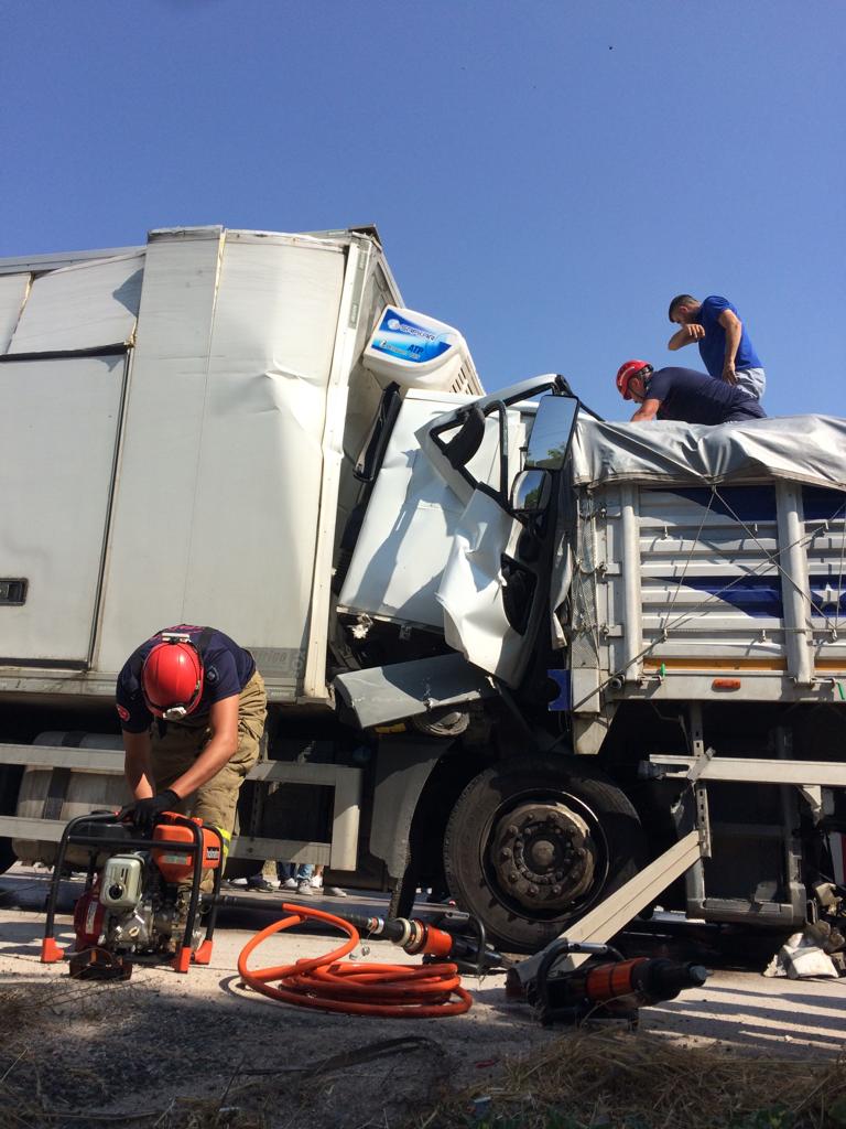 Bandırma’da trafik kazasında hurdaya dönen kamyondan sağ olarak çıkarıldı Balıkesir’in Bandırma ilçesinde Edincik kavşağında trafik kazası meydana geldi kamyon