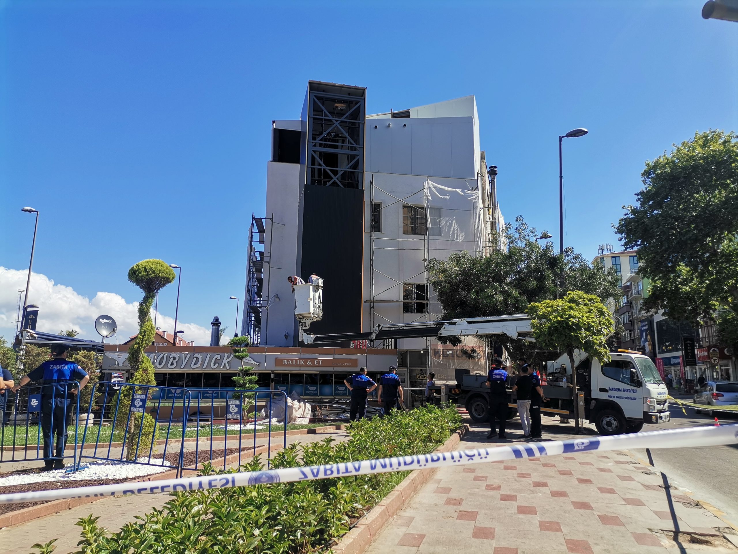 Usulsüz Asansörün Yıkımı Başlatıldı Bandırma Belediyesinin encümen kararı ile almış olduğu karar sonucunda usulsüz