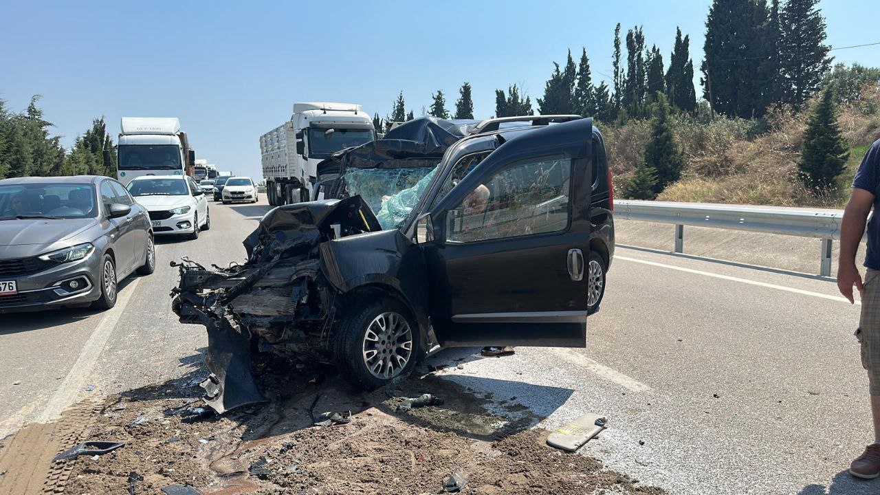 Bandırma’da trafik kazasında 1 kişi hayatını kaybetti Balıkesir’in Bandırma ilçesinde Aksakal mevkiinde önünde seyir halinde ki kamyona