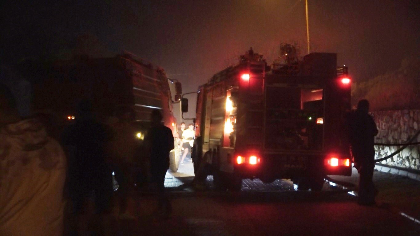 Balıkesir’in Ayvalık ilçesinde yerleşim yerleri yakınındaki ağaçlık alanda çıkan yangın,