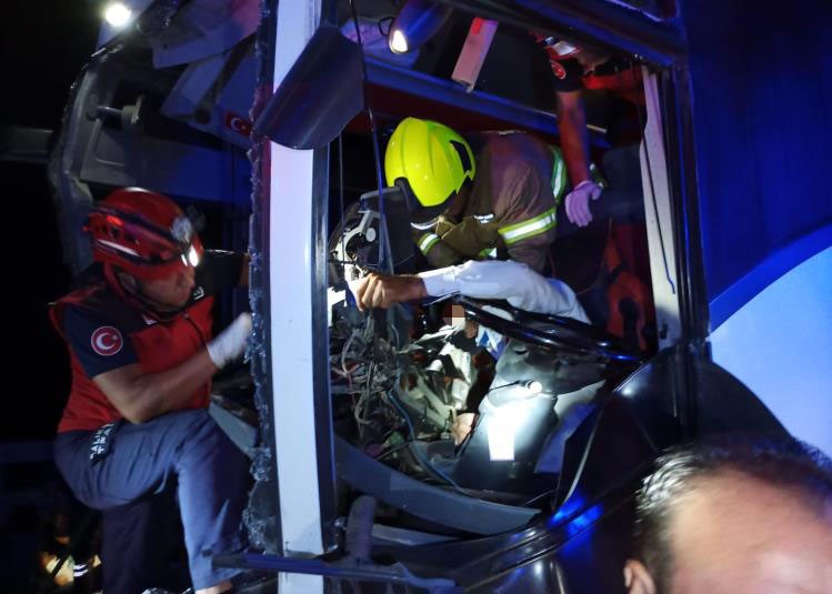 Balıkesir’de, İstanbul-İzmir Otoyolu’nda yolcu otobüsünün beton mikserine çarpması sonucu 2