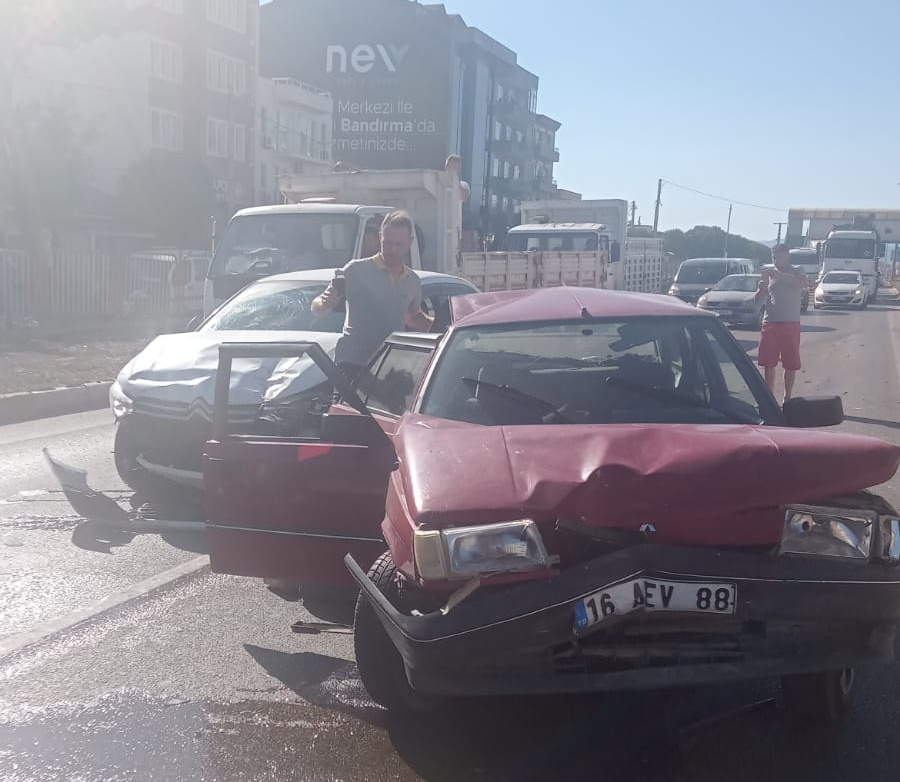 Balıkesir’in Bandırma ilçesinde Etimaden ışıklarında zincirleme trafik kazası meydana geldi.