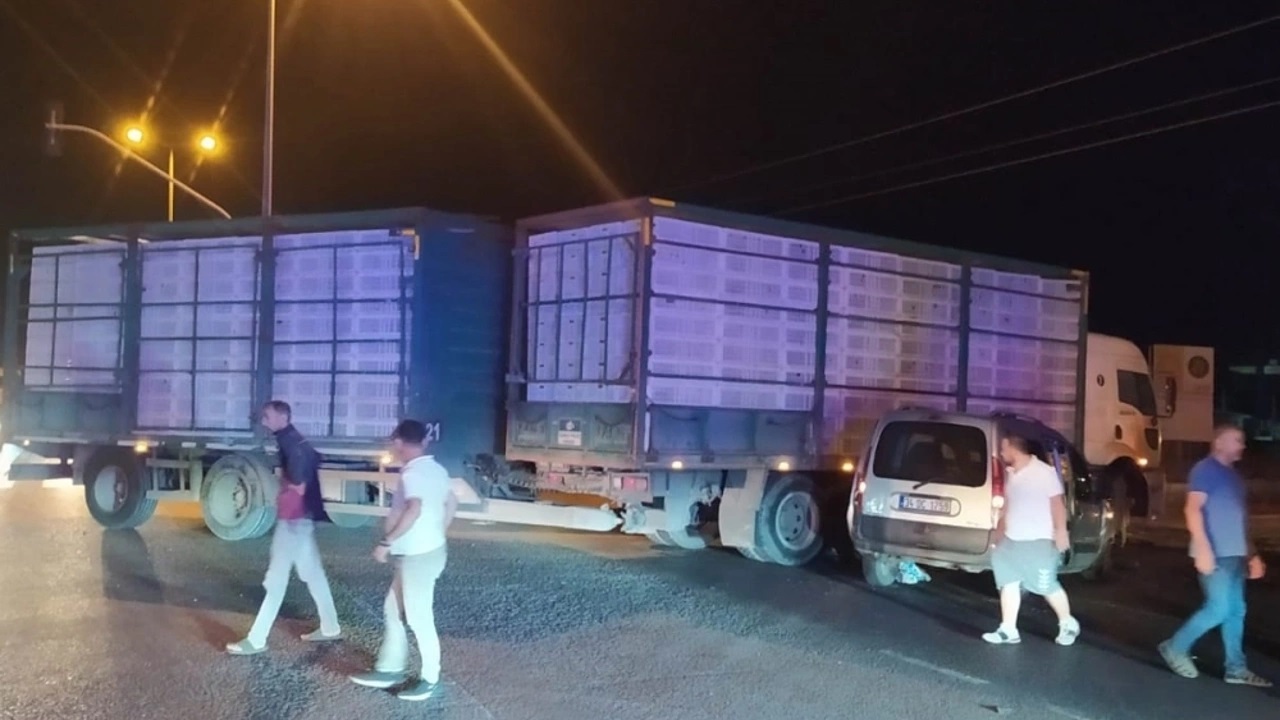 Balıkesir’in Bandırma ilçesinde kırmızı ışıkta geçen hafif ticari aracın tırla çarpışması sonucu,