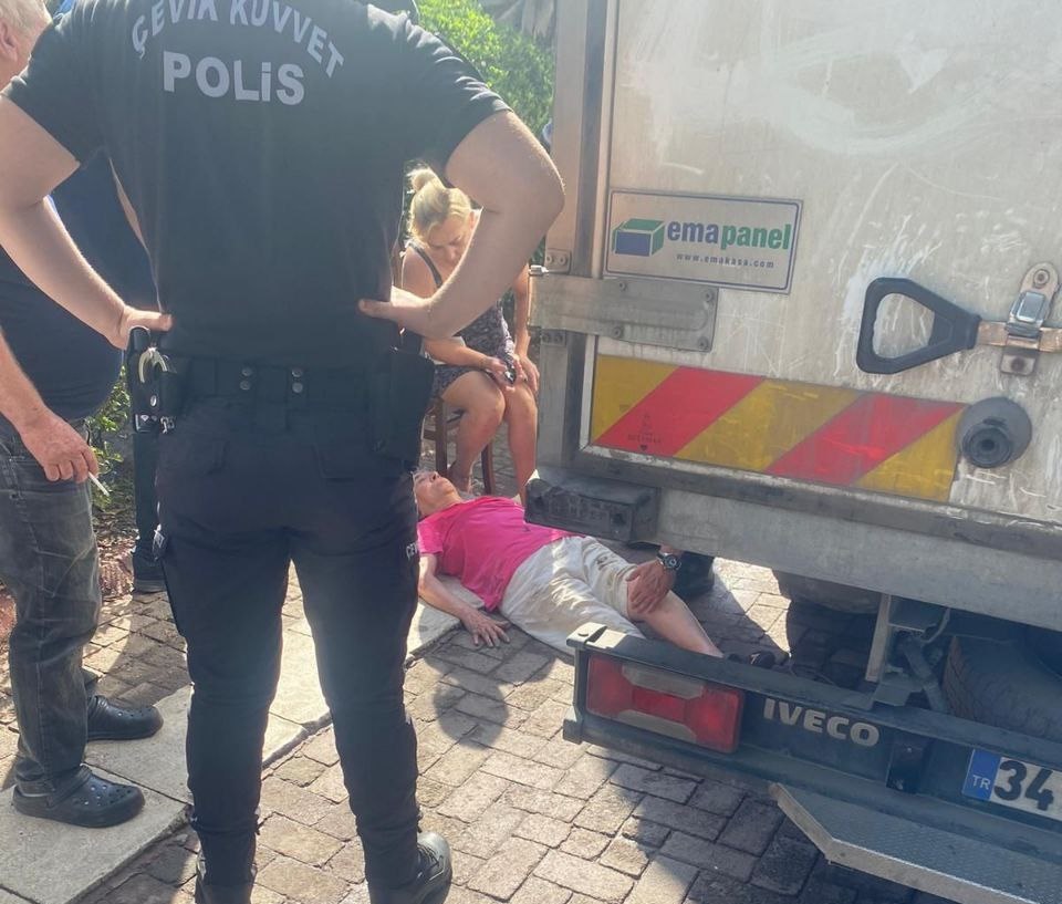 Balıkesir’in Erdek ilçesinde meydana gelen kazada toptancı aracı yayalara çarptı.