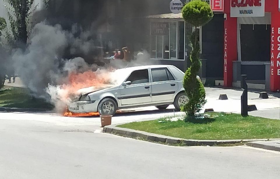 Balıkesir’in Bandırma ilçesinde alev alev yanan otomobil küle dönerken, sürücü