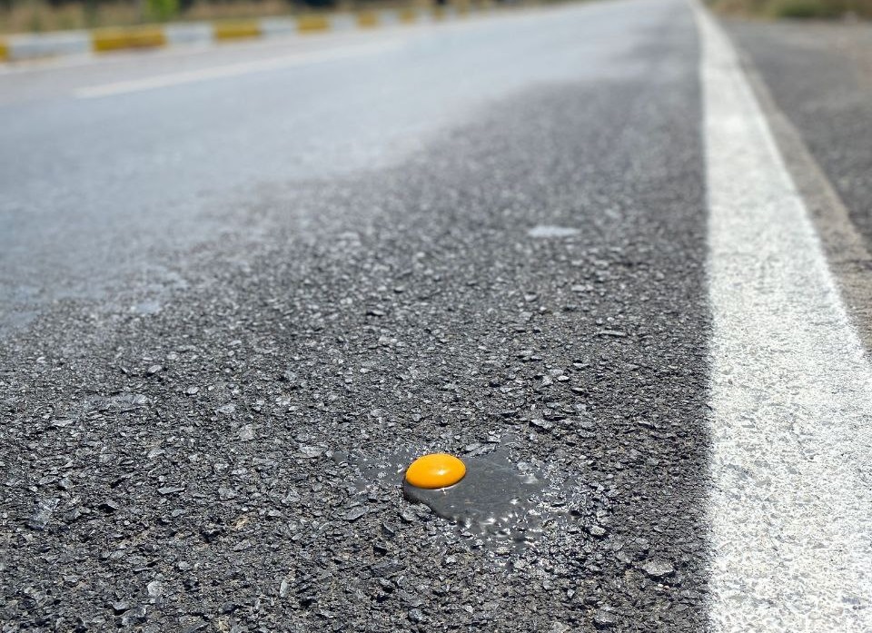Erdek’te mazgal ve asfaltta yumurta pişirdiler Balıkesir’in Erdek ilçesinde mevsim normallerinin üzerinde seyreden ve 45 derece