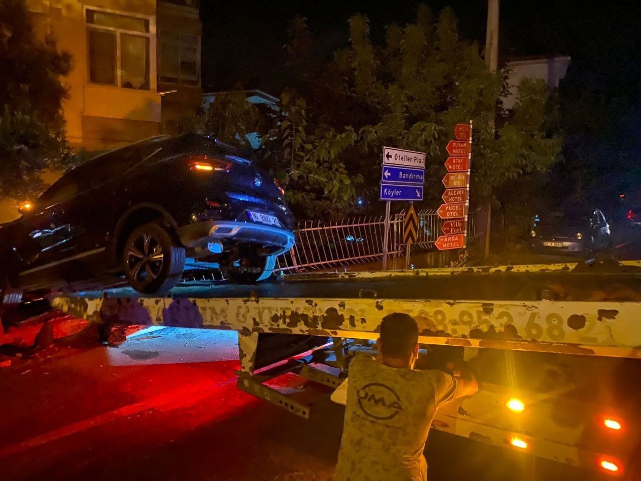 Balıkesir’in Erdek ilçesinde otomobil sitenin duvarını yıkarak asılı kaldı. Kazada