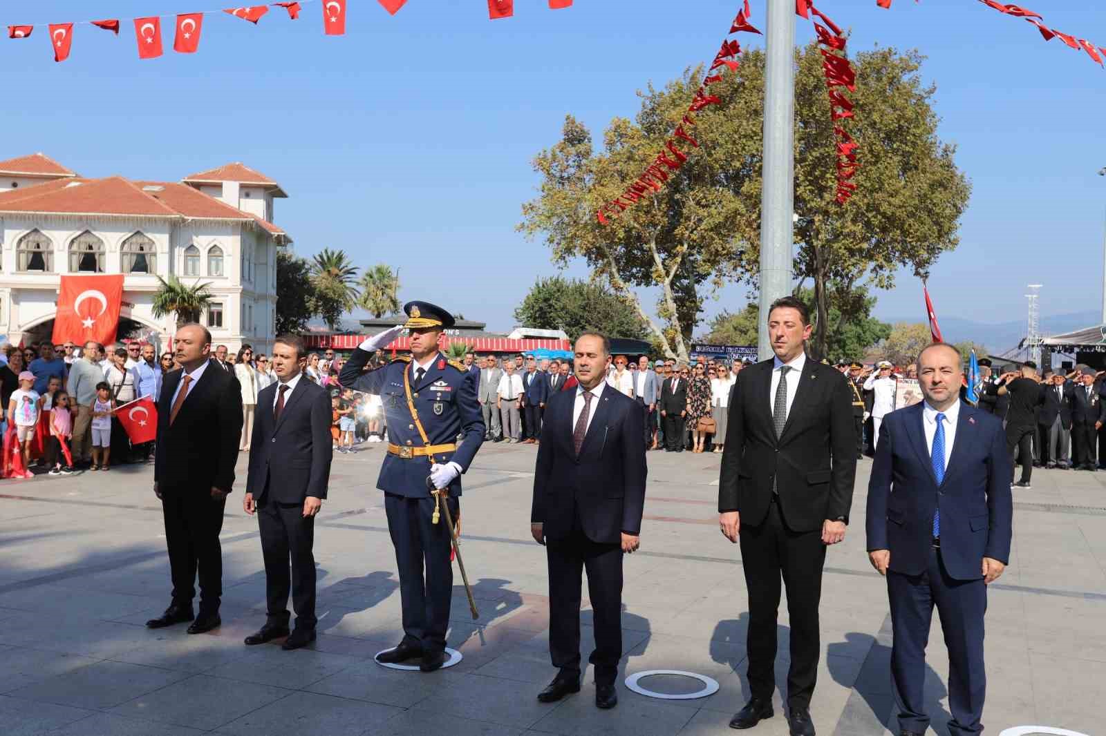 Balıkesir’in Bandırma İlçesinde 30 Ağustos Zafer Bayramı’nın 101. yıldönümü kutlandı.