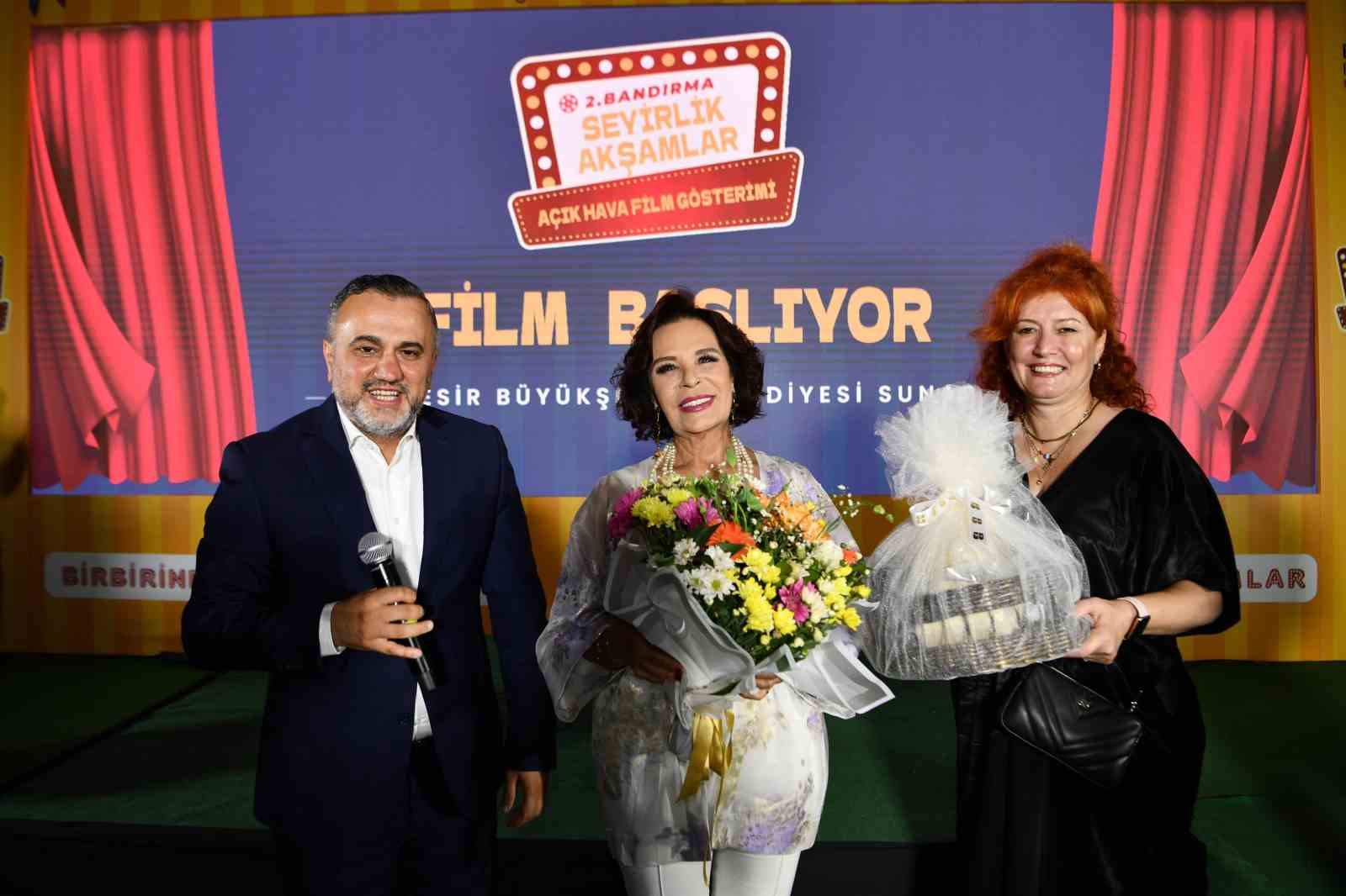 Bandırmalılar, Seyirlik Akşamlar’a büyük ilgi gösterdi Bandırmalılar, 4 gün boyunca Balıkesir Büyükşehir Belediyesi’nin düzenlediği “Seyirlik Akşamlar”