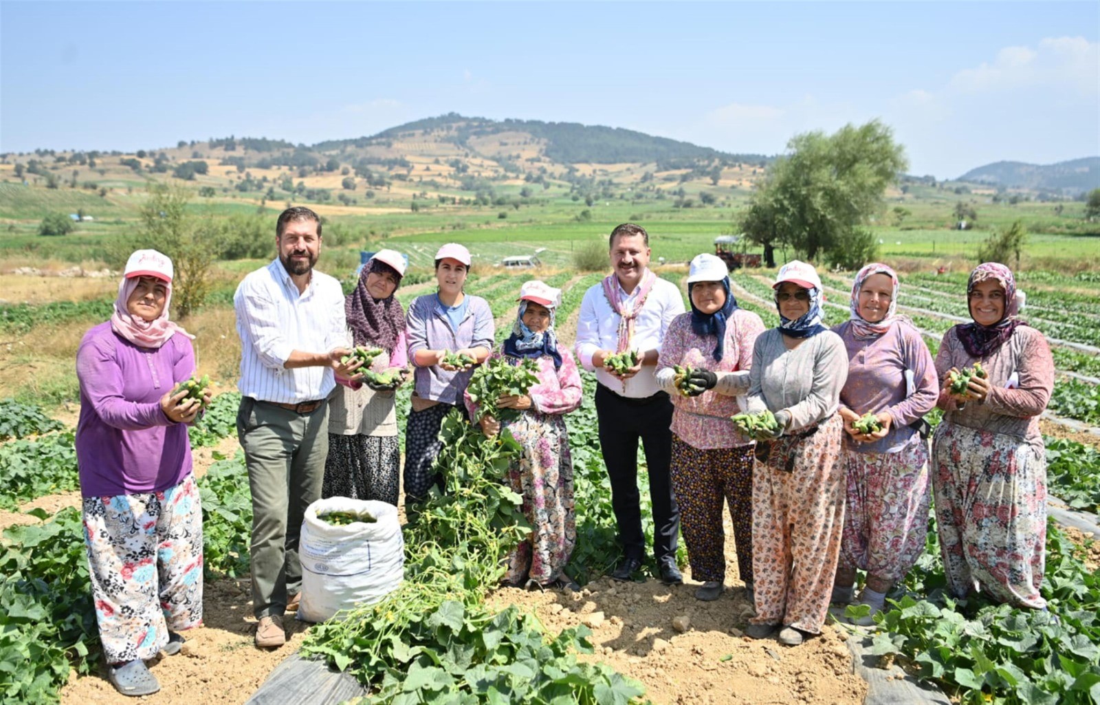 Kornişon salatası binlerce aileye ekmek kapısı oldu Balıkesir Büyükşehir Belediye Başkanı Yücel Yılmaz, Sındırgı’nın coğrafi işaretle tescilli Sındırgı