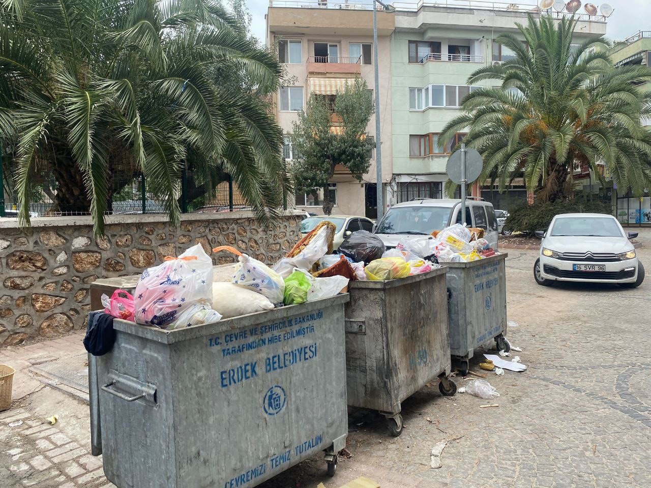 Erdek’te vatandaşların ‘çöp’ tepkisi Balıkesir’in Erdek ilçesinde toplanmayan çöpler, yerli halkı ve tatilcileri isyan