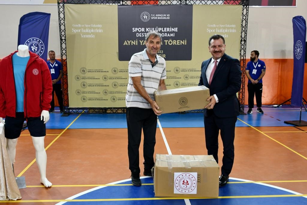 Balıkesir’de 236 spor kulübüne malzeme desteği Gençlik ve Spor Bakanlığı, Türkiye’nin 81 ilindeki kulüp ve sporculara