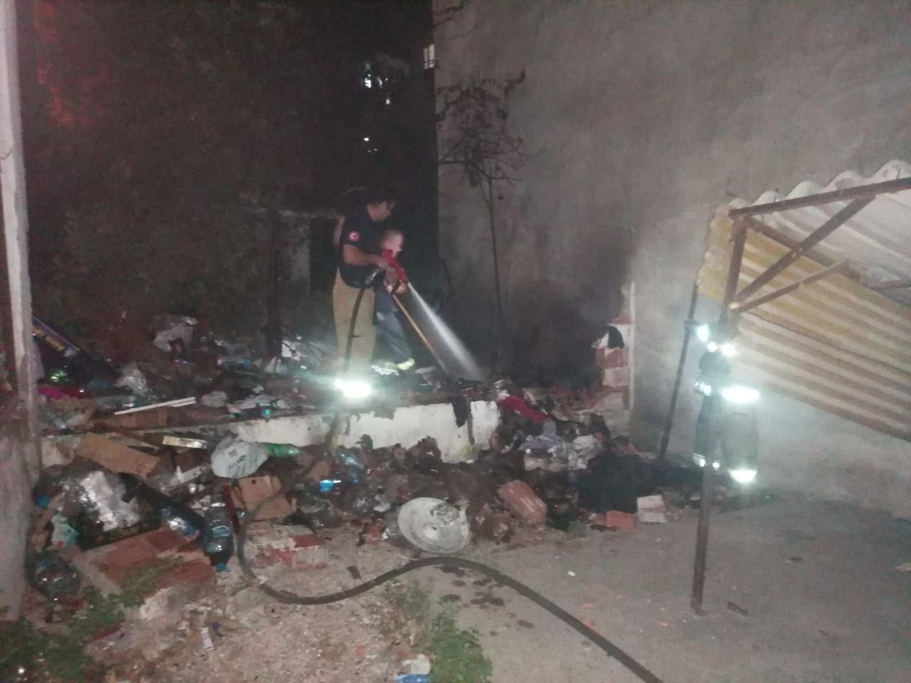 Balıkesir’in Erdek ilçesinde metruk bir binada çıkan yangın, büyümeden kontrol