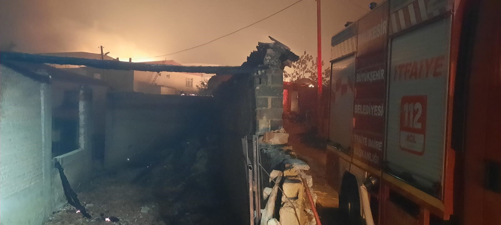 Çanakkale’de orman yangınında alevler evlere sıçradı. Yangının ilk çıktığı noktaya