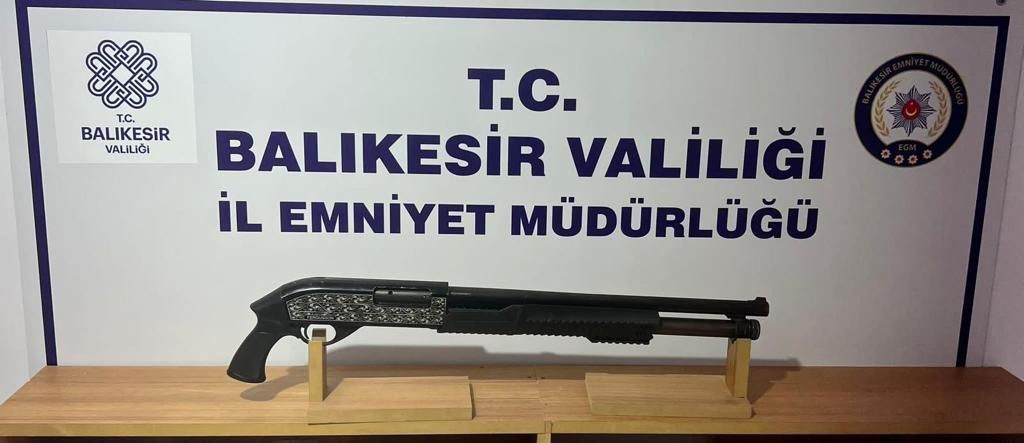 Balıkesir‘de polis ekipleri il genelinde yaptıkları operasyonlarda çeşitli suçlardan aranan