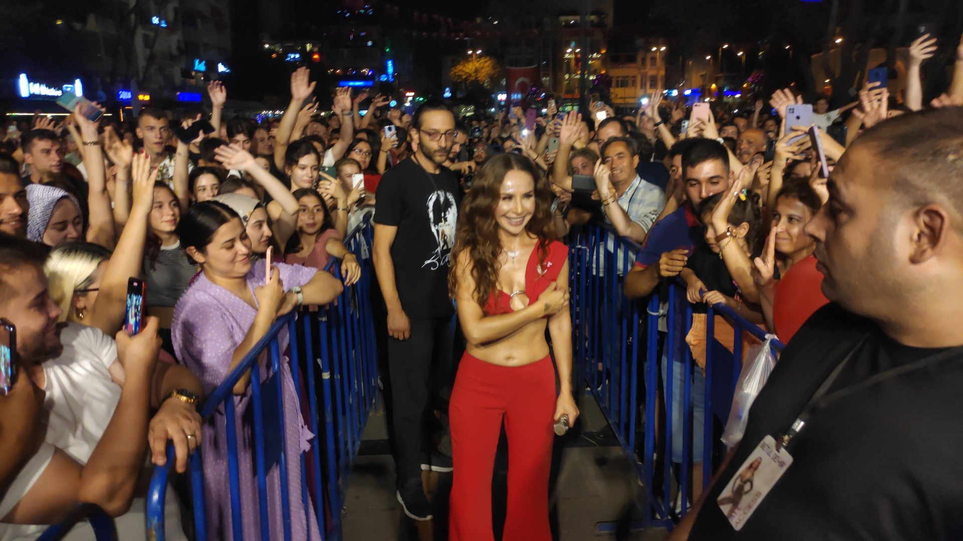Bandırma’da Betül Demir rüzgarı Balıkesir’in Bandırma ilçesinde vatandaşlar, 30 Ağustos Zafer Bayramı’nın coşkusunu Betül