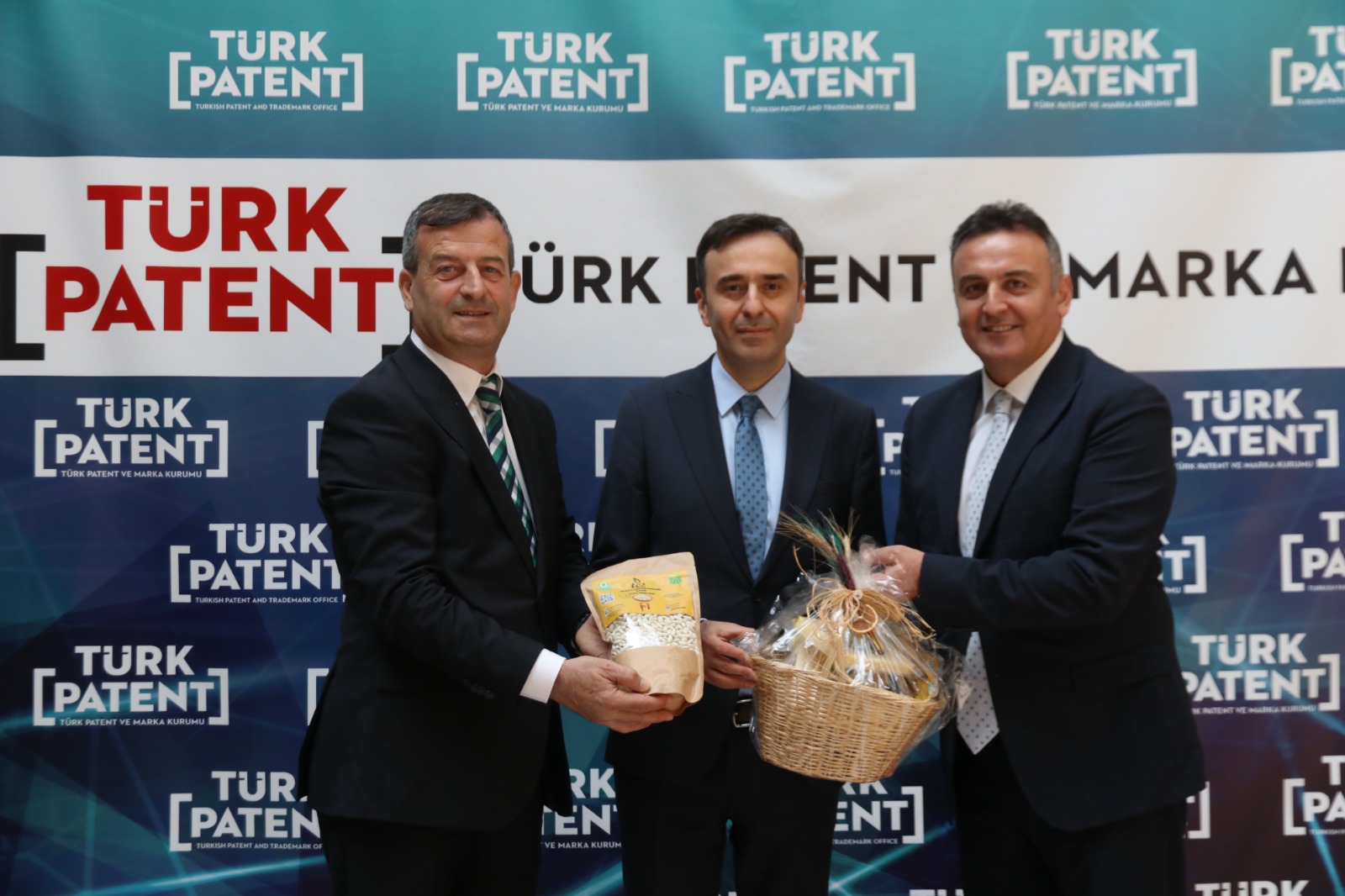 MANYAS KAZAK FASULYESİ COĞRAFİ İŞARET TESCİLİNİ ALDI Bölgesel kalkınmanın gelişimi, üreticilerin kapasitelerinin ve gelirlerinin artırılması ve üyelerine