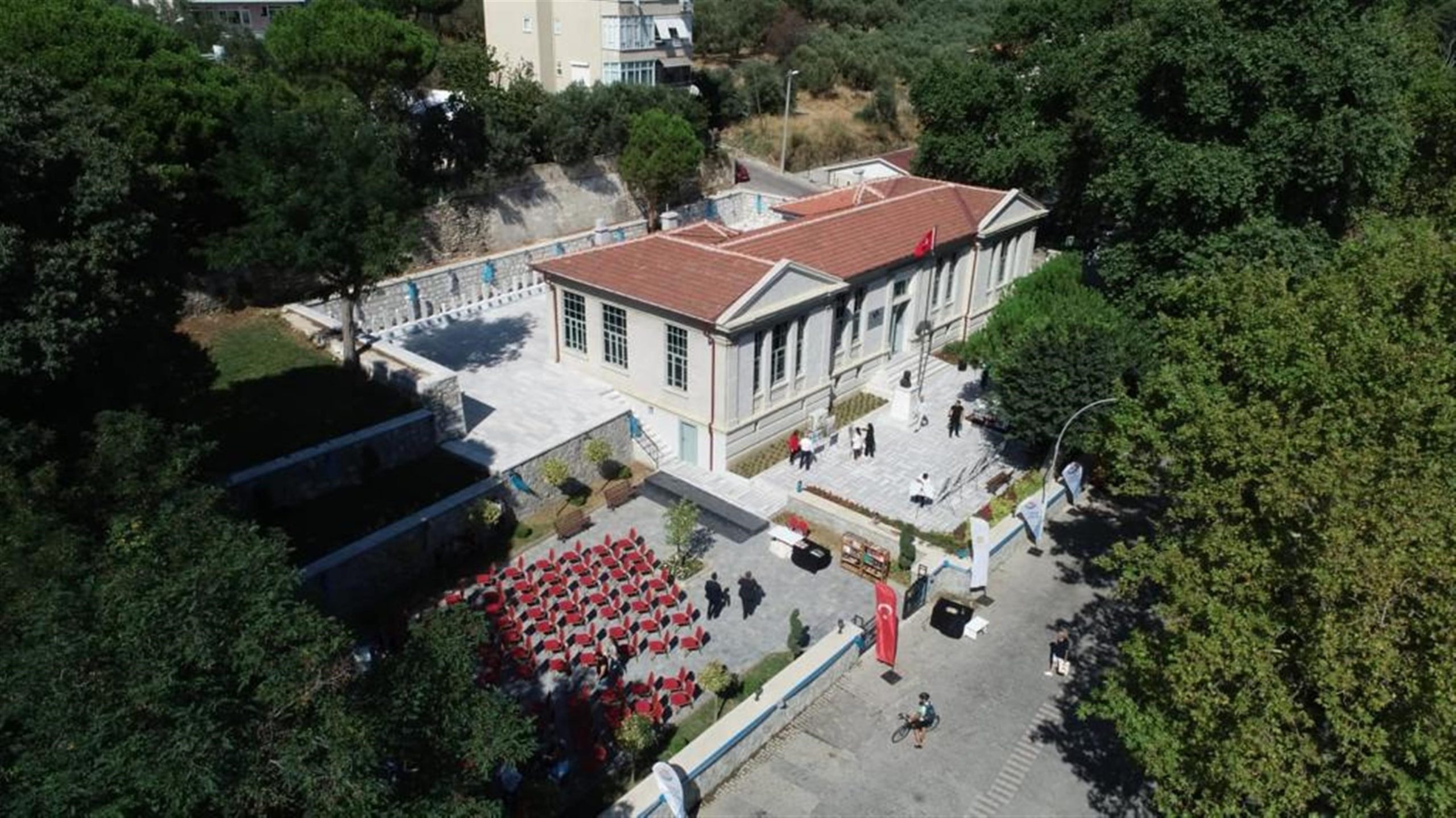 Marmara Adası’nda tarihi Rum Kız Okulu olarak bilinen binayı, ilçe