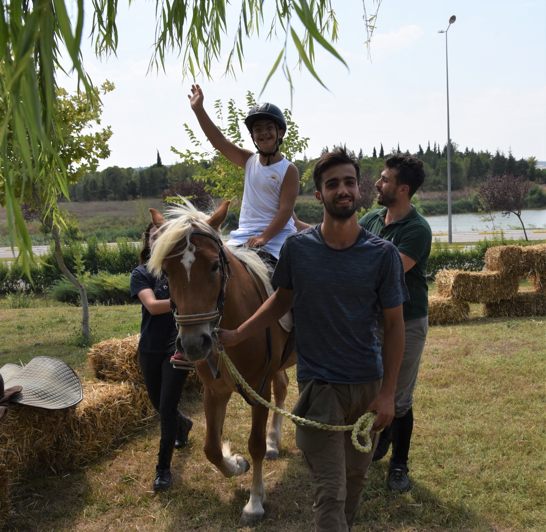 Balıkesir’de engeller atlı terapi ile aşılıyor Balıkesir Üniversitesi (BAÜN) Sağlık, Kültür ve Spor Daire Başkanlığı bünyesindeki Atlı