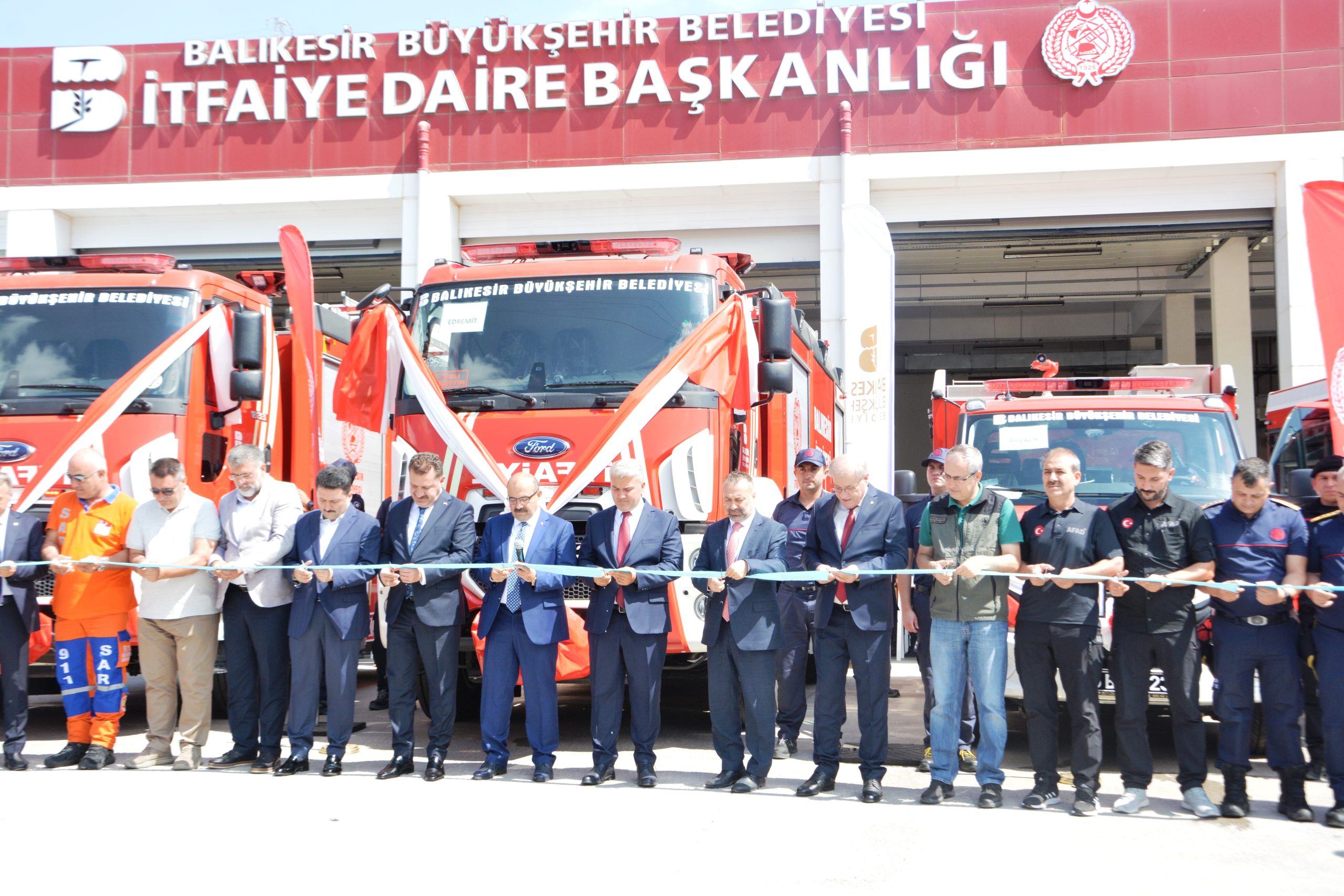 Balıkesir Büyükşehir Belediyesi, itfaiye araç filosunu genişletti. Yeni itfaiye araçları dualarla