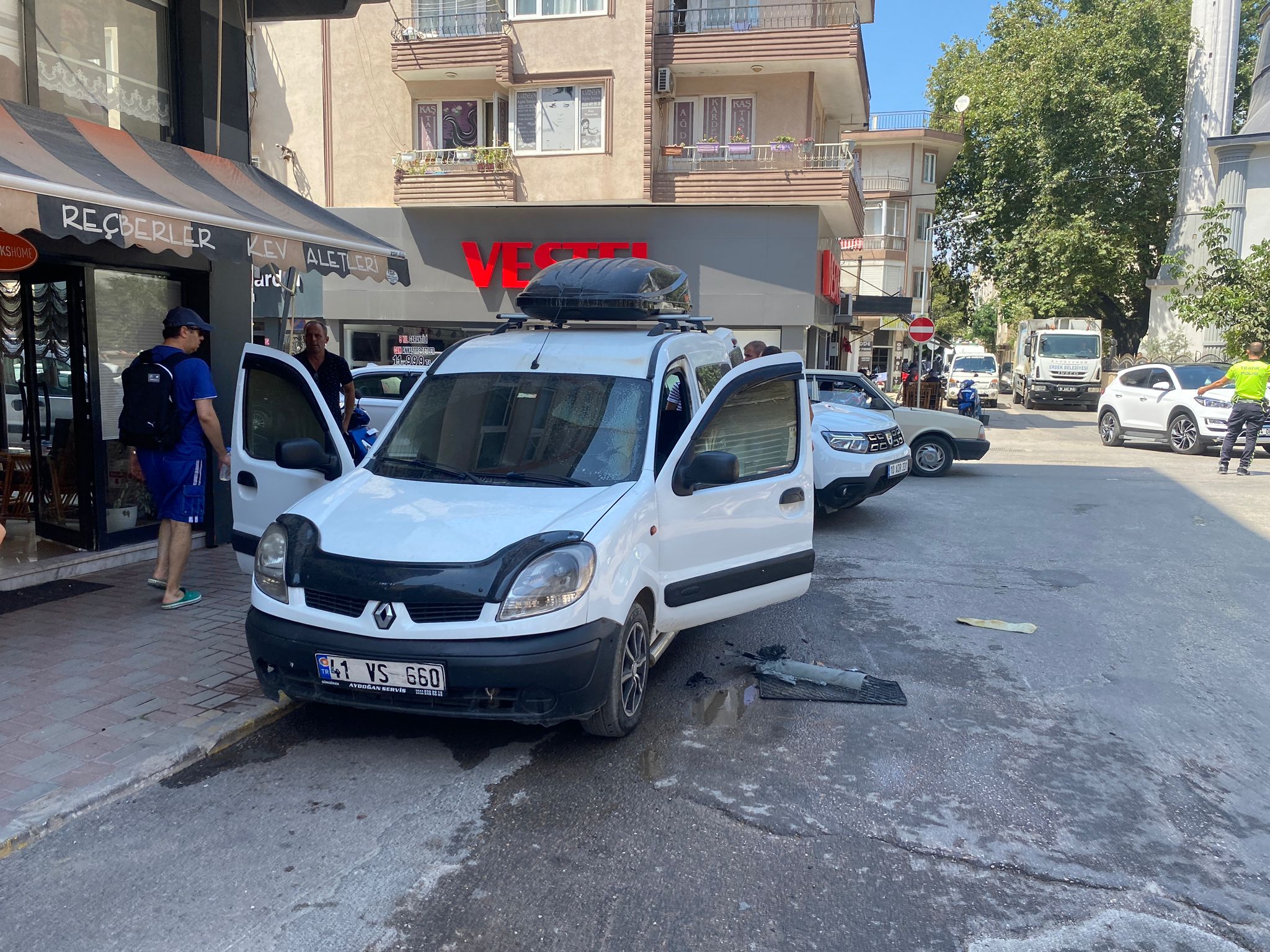 Balıkesir’in Erdek ilçesinde park halindeki otomobil yandı.   Yalı Mahallesi