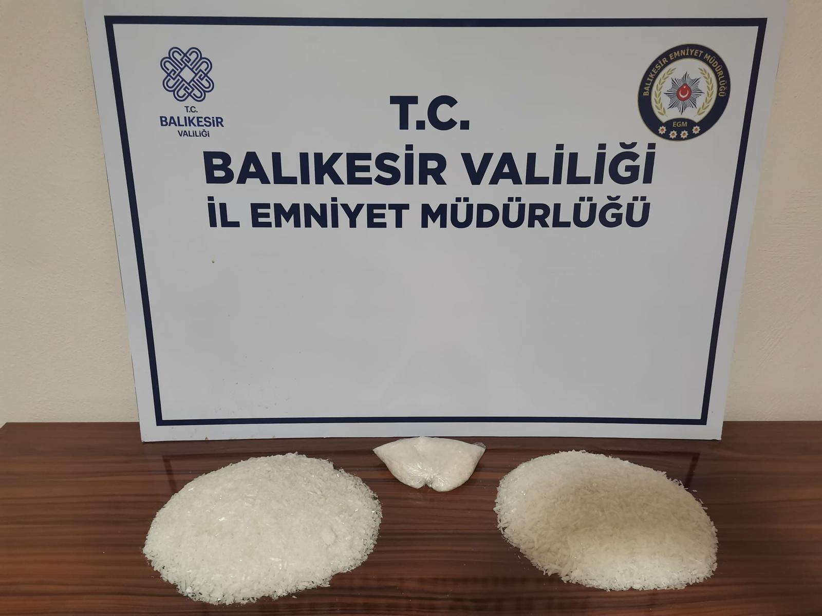 Balıkesir’in Gönen ilçesinde durdurulan araçta 2 kilo uyuşturucu ele geçirildi.