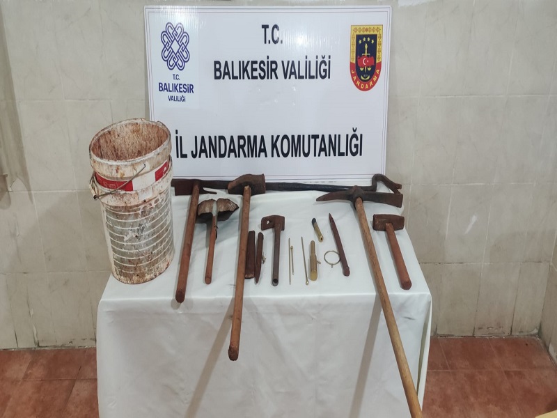 Balıkesir’in Susurluk ilçesinde tabiat varlıkları kaçakçılığına yönelik kazı yapan 5