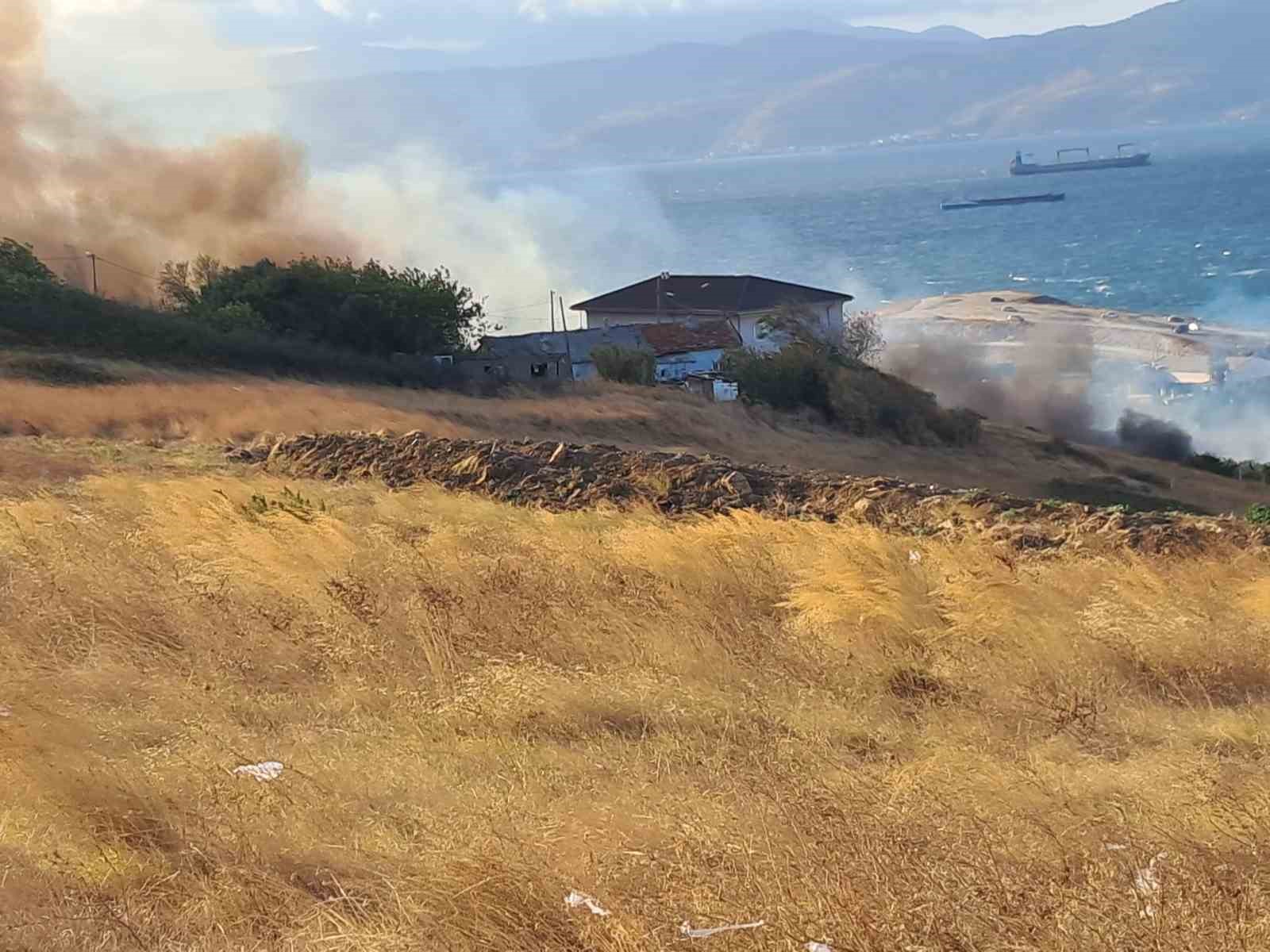 Balıkesir’in Bandırma ilçesinde otluk alanda çıkan yangın evlere ulaşmadan söndürüldü.