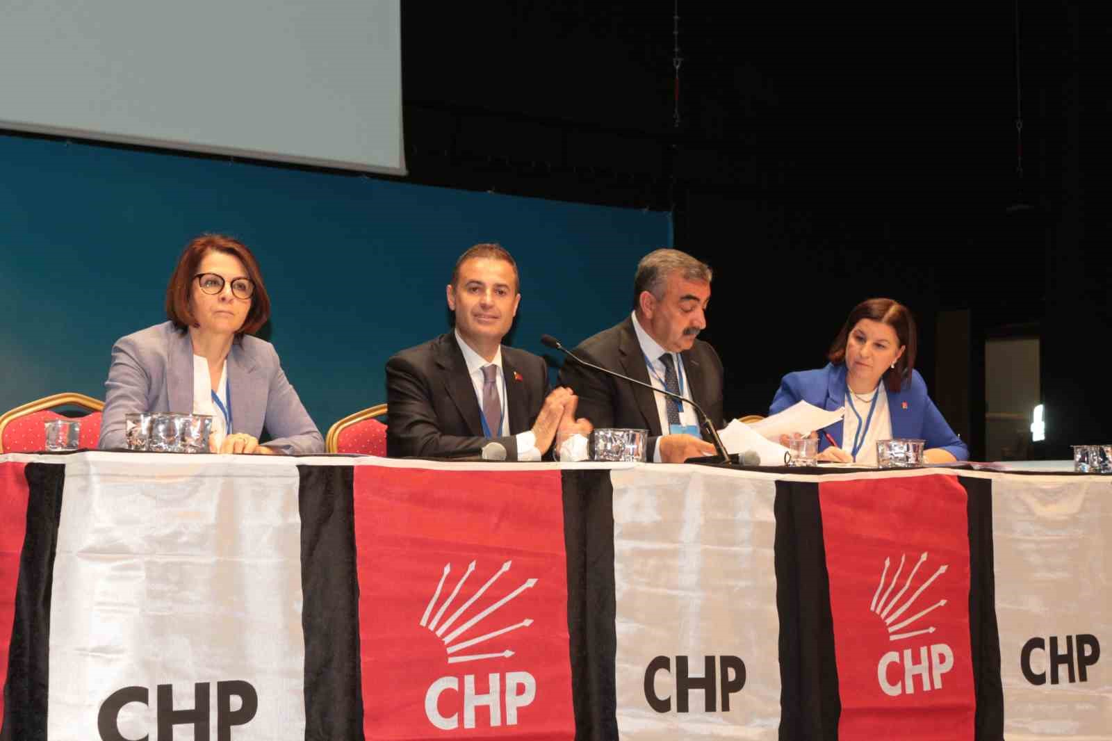 CHP Balıkesir İl Başkanlığının 38. Olağan Kongresi’nde Erden Köybaşı delegelerin