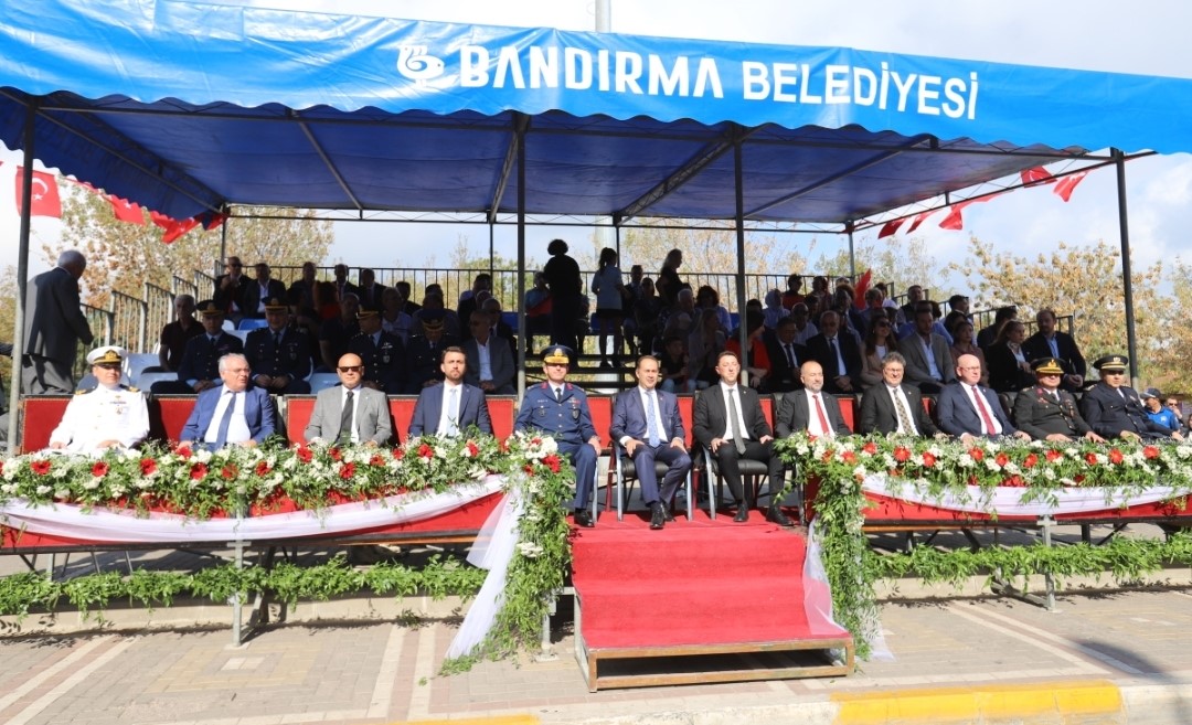 Bandırma’nın Düşman İşgalinden Kurtuluşunun 101. Yılı Kutlandı Balıkesir’in Bandırma ilçesinde Bandırma’nın kurtuluşunun 101’inci yılı coşkuyla kutlandı. Bandırma’nın