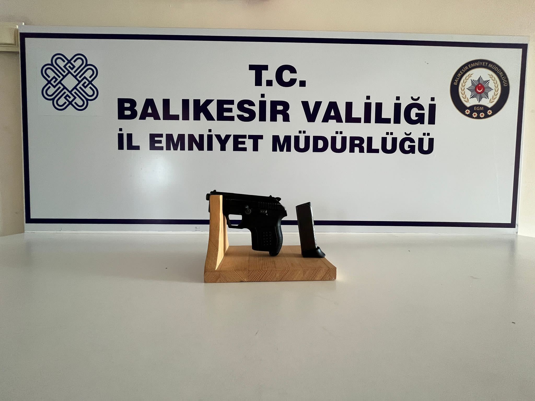 Balıkesir’de aranan 8 şahıs yakalandı Balıkesir’de polis ekipleri il genelinde yapılan asayiş uygulamalarında çeşitli suçlardan