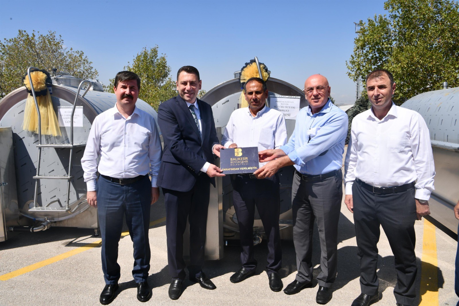 Balıkesir Büyükşehir’den üreticilere süt soğutma tankı desteği Süt üretiminde ülkenin önde gelen şehirlerinden olan Balıkesir’de, Büyükşehir Belediyesi tarafından