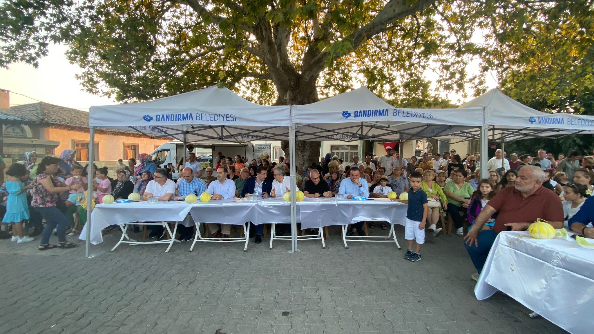 Yeşilçomlu 7. Kavun Festivali coşkusu Balıkesir‘in Bandırma ilçesinde düzenlenen 7’inci Kavun Festivali, geleneksel olarak Bayraklı