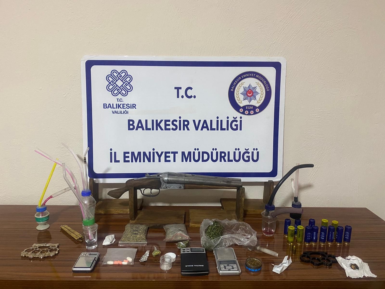 Balıkesir’de 11 aranan şahıs tutuklandı Balıkesir‘de polis ekibinin il genelinde yaptığı uygulamalarda çeşitli suçlardan aranan