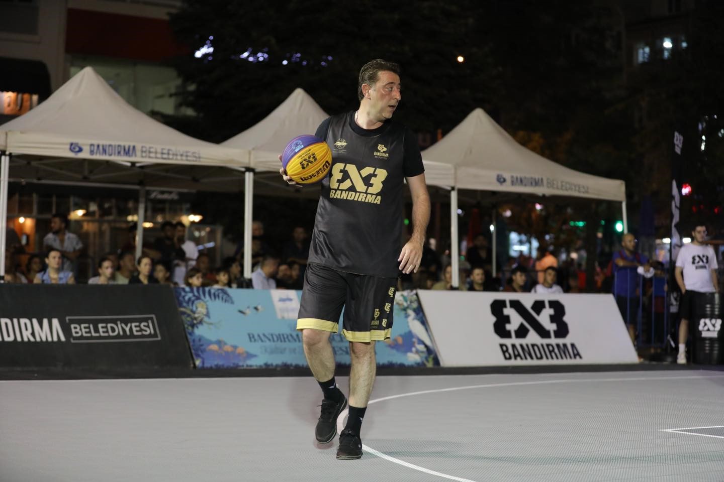 Basketbol turnuvasında Başkan Tolga Tosun’da oynadı Balıkesir’in Bandırma ilçesinde, İkincisi gerçekleştirilen 3×3 Uluslararası Basketbol Turnuvası kıran