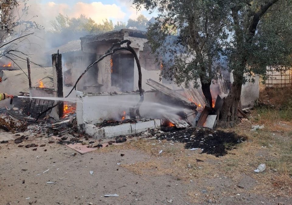 Balıkesir‘in Erdek ilçesinde kargır bir evde çıkan yangında ev komple