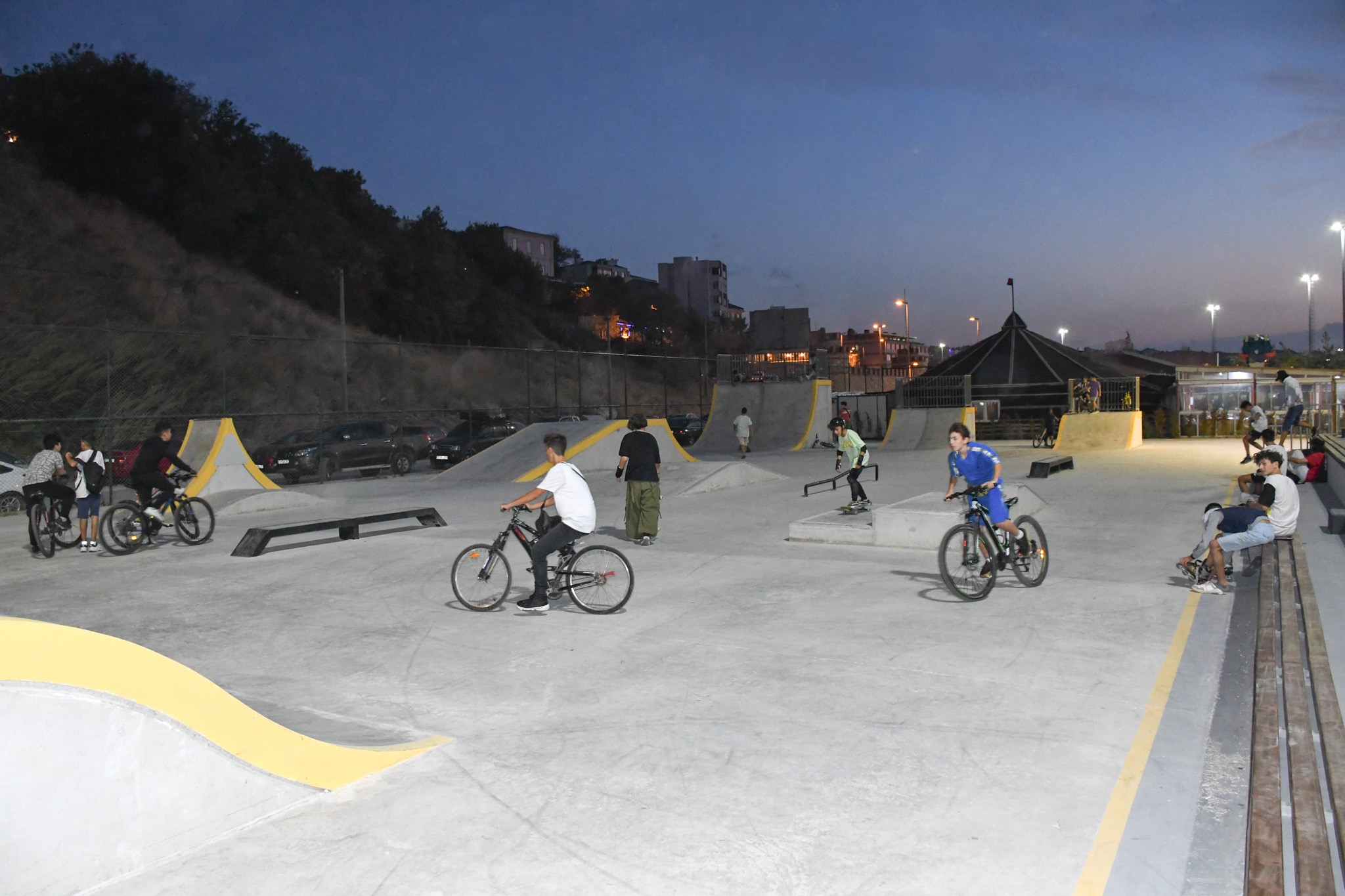 Büyükşehir’den, Bandırma’ya deniz manzaralı Skate Park Balıkesir’in Bandırma ilçesinde, Balıkesir Büyükşehir Belediyesi’nin ukdesinde olan, Bandırma Sahili dolgu alanında