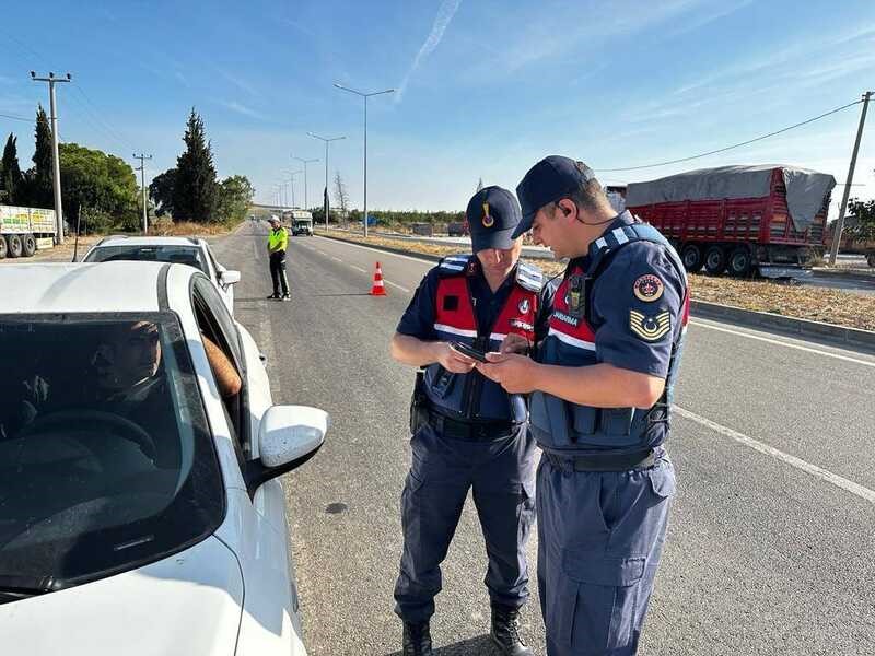 Balıkesir’de jandarmadan huzur operasyonu Balıkesir’de jandarma ekipleri kent genelindeki huzur operasyonlarında 4 bin 425