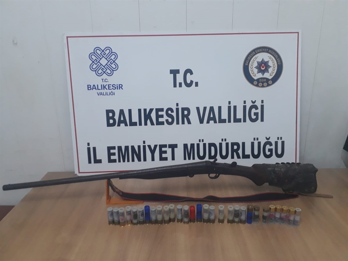 Balıkesir‘de asayiş polisleri il genelinde yaptıkları uygulamalarda çeşitli suçlardan aranan