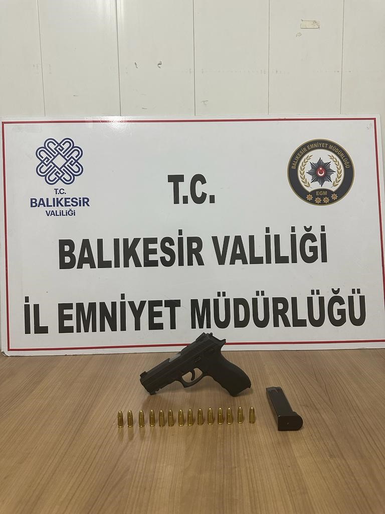 Balıkesir‘de polis ekipleri il genelinde yaptıkları ‘Huzur’ operasyonlarında çeşitli suçlardan