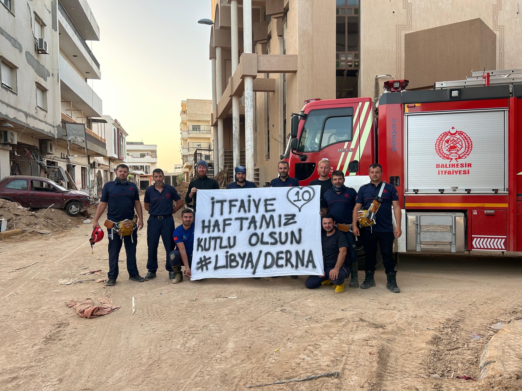 Balıkesir Büyükşehir Belediyesi’nin kahraman itfaiyecileri, sel felaketi nedeniyle 20 binden fazla